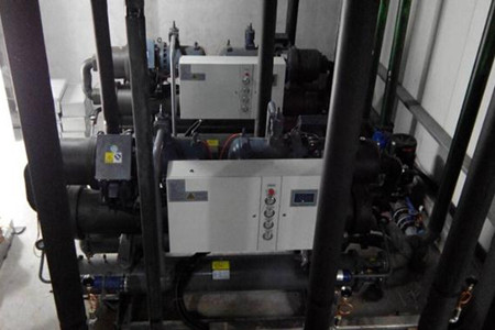 為什么水冷螺桿式冷水機組中會有污垢沉積？